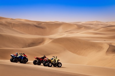 ATV在沙漠
